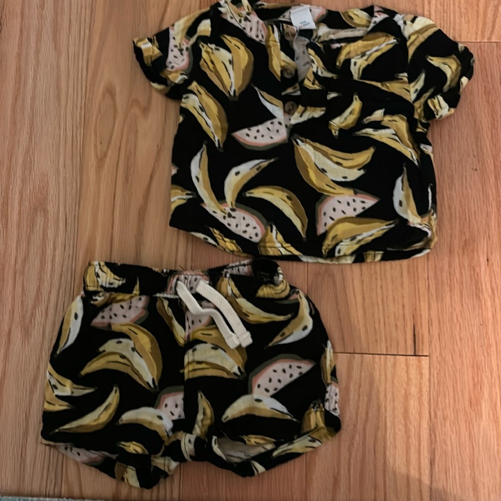 Old navy baby boys short set, banana/papaya print, 0-3 months